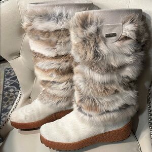 Stylish Women's Winter Boots with Real Fur Trim SIZE 8 39